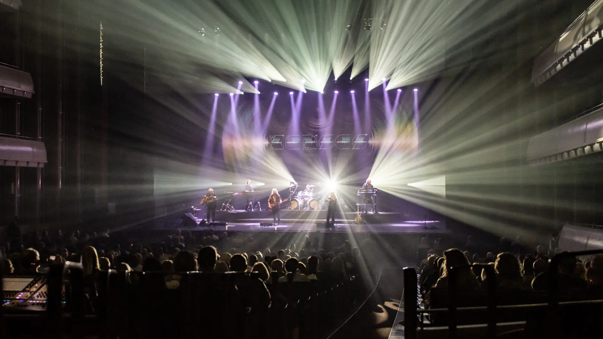 Fans enjoying their old singers and their songs